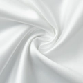 Gros plan du tissu en satin blanc avec des plis en spirale et un éclat soyeux - S / Blanc