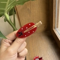 Elegante pinza per capelli rossa in acetato con strass e motivo a croce vintage - Fiocco Rosso - Clip Senza Traccia con Strass