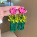 Orecchini floreali con nappe, fiori in smalto rosa e verde e strass scintillanti - Fiore Rosa Nappa Verde (Perno Argento-Verde)