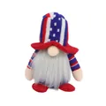 Dettaglio di uno gnomo patriottico rosso bianco e blu con cappello a maglia e barba peluche - Modello Maschile in Maglia per il Giorno dell'Indipendenza