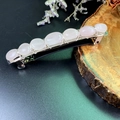 Dettaglio di fermaglio per capelli con cristalli rosa avvolti su fetta di legno - Fermaglio in Quarzo Rosa