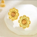 French vintage style matte gold flower stud earrings with amber resin centerpiece - French Vintage Amber Flower