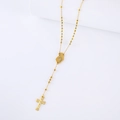 Detailopname van gouden rozenkrans ketting met kruisbeeld en ovale medaille hanger - Goud