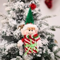Kerstelf pluche hanger met rood-groene strepen hangend aan een besneeuwde kerstboom - Groene Hoed Cadeauzakje Hanger
