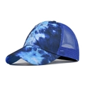 Vista laterale del cappello tie-dye con rete blu su sfondo bianco neutro - Regolabile / Blu Navy Tie-dye Mesh