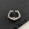 Silberner offener Ring mit gotischem Kreuzmuster, Vintage-Gravur und kleinem Zirkon - Gothic-Kreuz-Stil / Silber