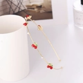Serre-tête doré élégant avec cerises rouges et perles blanches sur tasse en céramique - Style Cerise Doré (E2510)