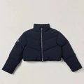 Detail der kurzen marineblauen Daunenjacke mit Stehkragen, Silberreißverschluss und Logo - M / Wildschwarz