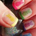 Unghie finte corte pasquali con sagome di coniglietti Peeps colorati e dettagli glitter - Colla Gel Gialla + Lima Per Unghie