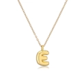 Macro-detail van gepolijste vergulde letter E hanger aan een verfijnde schakelketting - E (Met Roestvrijstalen O-Ketting)