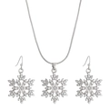 Funkelndes silberfarbenes Schneeflocken Schmuckset mit klaren Strasssteinen auf weißem Grund - Silber