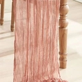 Runner da tavola in garza spiegazzata rosa antico appeso su un bordo di tavolo rustico - 90*180cm / Rosa carne