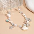 Detalle del collar de tema marino con perlas, dijes de estrella de mar y conchas - Estrella de Mar Plateada