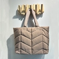 Gesteppte Tragetasche aus Nylon mit Chevron-Muster in Beige am Holz haken aufgehängt - Khaki