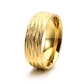 Nahaufnahme eines goldenen Breitbandrings mit Rautenmuster und hochglanzpoliertem Finish - US 8 / Gold