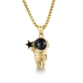 Collar con colgante de astronauta dorado y estrella negra con cadena de acero inox - Estilo B-Levantando Estrella (KP99147) / Dorado