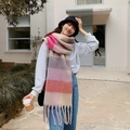 Sciarpa a quadri arcobaleno rosa e viola con frange indossata da una modella - N. 2 Quadri Rosa Grigio