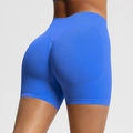 Détail macro du short de sport sans couture bleu roi avec texture push-up gainante - Bleu Électrique