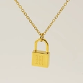 Collier plaqué or avec un pendentif cadenas vintage orné de la lettre m gravée - Style Lettre M