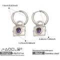 Detail van zilveren roestvrijstalen oorringen met paarse edelsteen slot hanger - Zilver Paars Zirconia