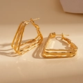 Dettaglio di orecchini geometrici placcati oro 18k con strati triangolari a onde - Cerchio - Oro (Placcato Oro Vero)