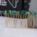 Vista macro dell'accessorio per capelli in metallo dorato con pietre verdi naturali - Agata Verde + Pettine Oro 20 Denti