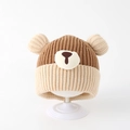 Dettaglio del berretto in maglia per neonati con orecchie da orso e trama morbida - 50cm(1-2 Anni) / Cachi