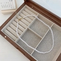 Elegante collana di perle barocche bianche con chiusura a moschettone dorata e catenella - Stile Minimalista Dolce Perla di Semenza