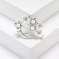 Spilla elegante a tralcio d'argento con fiori in smalto bianco e perle su base bianca - Stile Corona / Argento