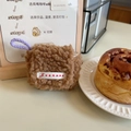 Mini étui AirPods en polaire marron avec cordon violet et étiquette SOZAKKA - Style Corde Courte / Marron