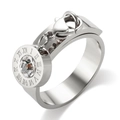 Anello in argento con numeri romani, ciondolo a moschettone e zircone bianco lucido - Anello Romano con Zirconi / Argento / US 6