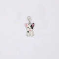 Dettaglio del ciondolo bulldog francese in smalto con moschettone in metallo argento - Piccolo Ciondolo Bulldog