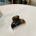Close-up of tortoise shell heart hair claw clip with thick butterfly buckle on white desk - Approx 6.8cm / Glossy Light Tortoise