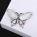 Spilla a farfalla in smalto con cristalli colorati e perla su un supporto premium - Bianco