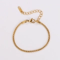 Detalle de pulsera de cadena cuadrada dorada de acero inoxidable con cierre de langosta - Dorado