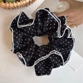 Eleganter Haargummi in Schwarz-Weiß gepunktet mit vierlagigen gefalteten Rüschen - Schwarzer Polka Dot