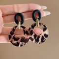 Detalle macro de pendientes de aro con estampado de leopardo y eslabón oval negro - 1# Pin de Plata - Estampado de Leopardo - Redondo