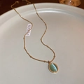 Collier doré avec pendentif opale vert clair sur chaîne serpent élégante - Style Pendentif Ovale Vert Clair Chaîne en Or