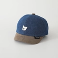 Dettaglio del cappellino bimbo in denim con ricamo a orso e visiera marrone a contrasto - Cane Carino / Cachi