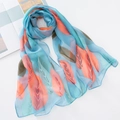 Zachte ademende blauwe chiffon zijden sjaal met oranje verenprint voor zomerse zonbescherming - Hemelsblauw