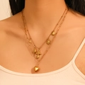 Collar de doble capa dorado con colgantes de corazón, cruz y concha en modelo - Dorado