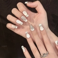Primer plano de uñas champagne ojo de gato con puntas francesas blancas y lazos 3D - XS / 936-Ataúd Corto