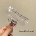 Transparente 8,5 cm matte Haarklammer aus Acryl mit goldener Metallfeder im Haar - Transparent Rechteckig 8,5cm