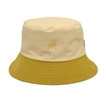 Dettaglio del cappello a secchiello beige e giallo senape con logo ricamato e cuciture - M (56-58cm) / Beige + Giallo