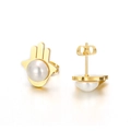Orecchini a perno a mano di Fatima dorati con perla di conchiglia e stile geometrico - Stile Mano di Fatima (KE61714-K)