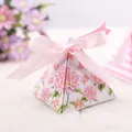 Caja de regalo pirámide rosa con patrón de hortensias y lazo de satén para bodas y eventos - Hortensia Rosa / 7.5*7.5*8.2cm