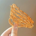 Haarklammer in Form einer goldenen Skeletthand mit glänzendem Metallic-Finish für Frisuren - Gold
