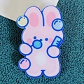Spilla in acrilico con coniglietto rosa carino che soffia bolle di sapone design - Coniglio che soffia bolle