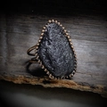 Dettaglio dell'anello in bronzo con pietra nera irregolare e bordo con microsfere - Aperto Regolabile / Meteorite Nero (Forma Casuale)