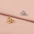 Colgantes de lazo en acero inoxidable dorado y plateado sobre tela rosa suave - Estilo de Lazo 8# / Color Acero